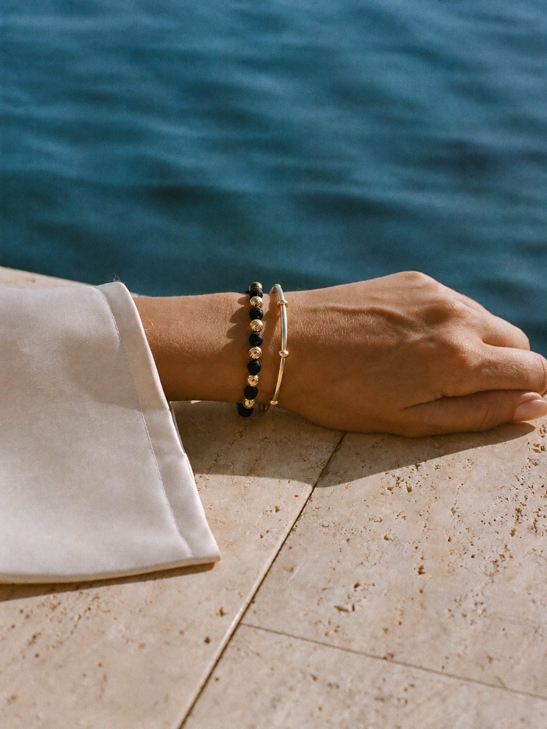 Pulseras tejidas WS en la muñeca, junto al mar